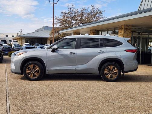 2023 Toyota Highlander Hybrid Bronze Edition