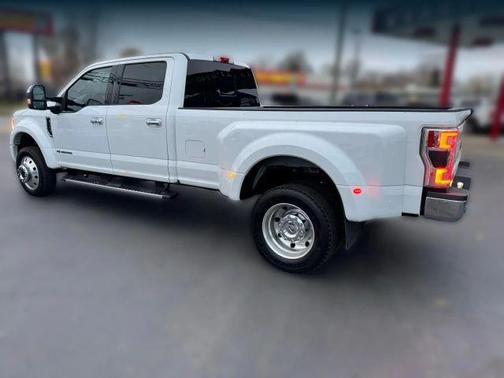 White 2017 Ford F-450 Lariat