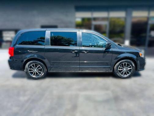Black 2017 Dodge Grand Caravan SE