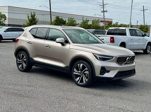 Bright Dusk 2024 Volvo XC40 Plus