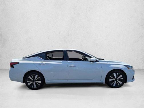 Pearl White Tricoat 2022 Nissan Altima 2.5 SV