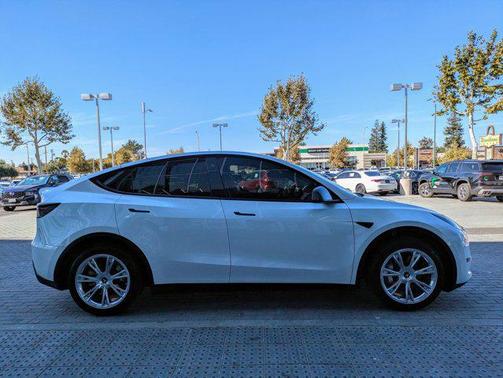 2022 Tesla Model Y Long Range Dual Motor All-Wheel Drive