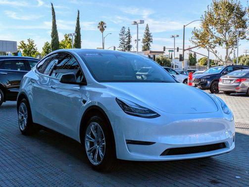 2022 Tesla Model Y Long Range Dual Motor All-Wheel Drive