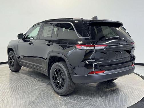 Diamond Black 2026 Jeep Grand Cherokee Laredo