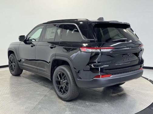 Diamond Black 2026 Jeep Grand Cherokee Laredo