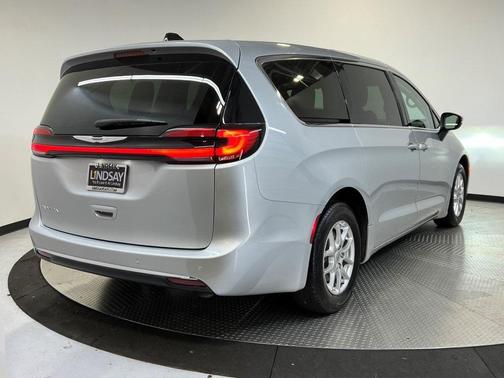 2023 Chrysler Pacifica Touring-L