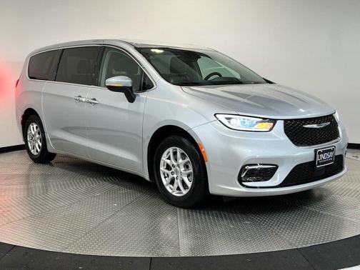 2023 Chrysler Pacifica Touring-L