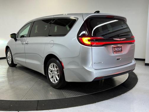 2023 Chrysler Pacifica Touring-L