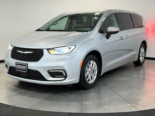 2023 Chrysler Pacifica Touring-L