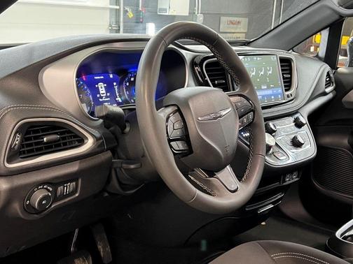 2024 Chrysler Pacifica Touring