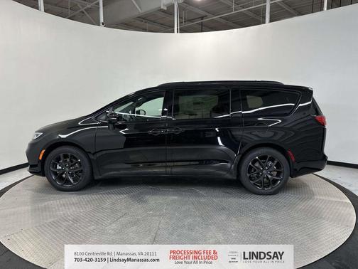 Diamond Black 2026 Chrysler Pacifica Select