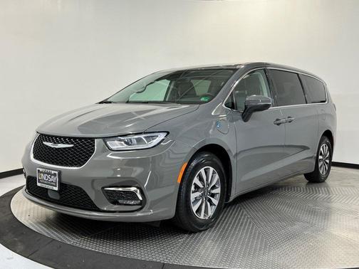 2023 Chrysler Pacifica Hybrid Touring L