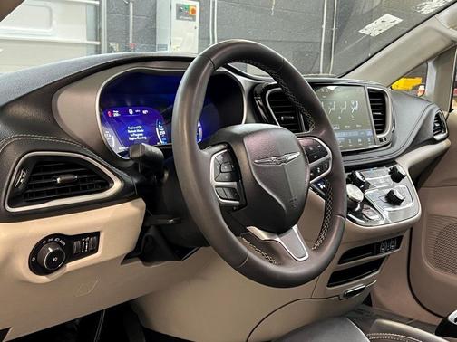 2023 Chrysler Pacifica Hybrid Touring L