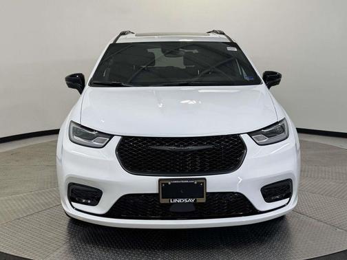 Bright White Clearcoat 2026 Chrysler Pacifica Select