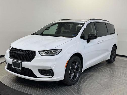 Bright White Clearcoat 2026 Chrysler Pacifica Select