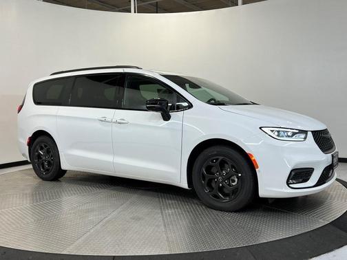 2025 Chrysler Pacifica Hybrid Select