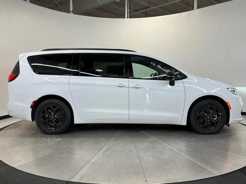2025 Chrysler Pacifica Hybrid Select