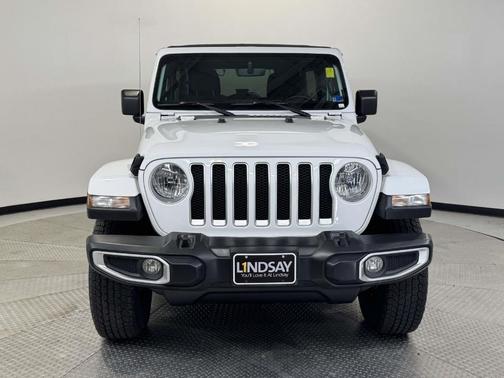 Bright White Clearcoat 2022 Jeep Wrangler Unlimited Sahara