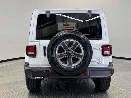 Bright White Clearcoat 2022 Jeep Wrangler Unlimited Sahara