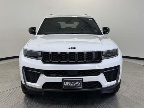 Bright White Clearcoat 2026 Jeep Grand Cherokee Laredo