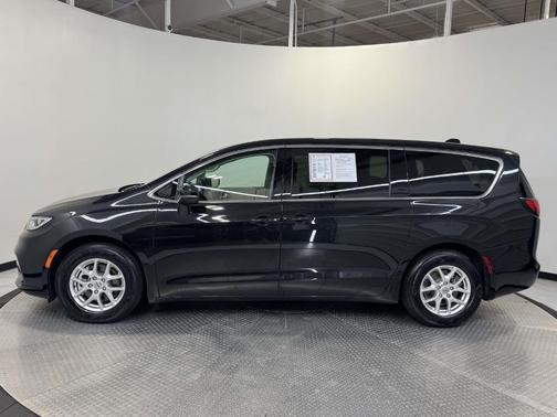 Brilliant Black Crystal Pearlcoat 2023 Chrysler Pacifica Touring-L
