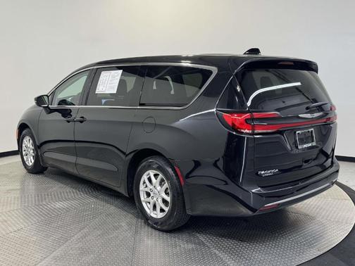 Brilliant Black Crystal Pearlcoat 2023 Chrysler Pacifica Touring-L