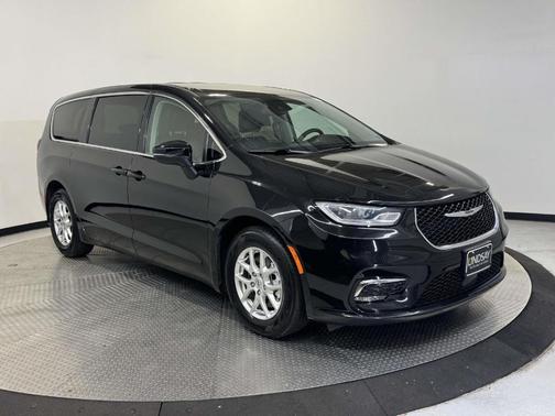 Brilliant Black Crystal Pearlcoat 2023 Chrysler Pacifica Touring-L