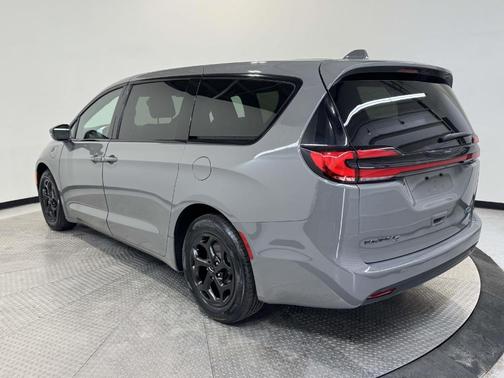 2022 Chrysler Pacifica Hybrid Touring L