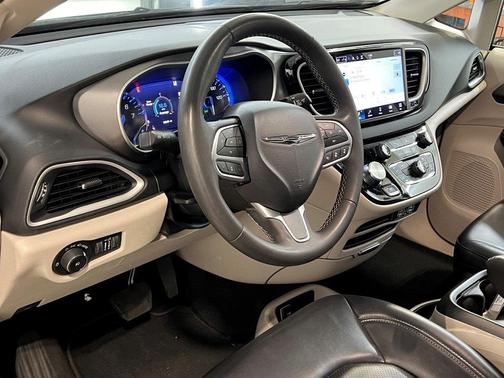 2023 Chrysler Pacifica Touring-L