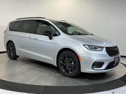 Silver Mist Clearcoat 2026 Chrysler Pacifica Limited