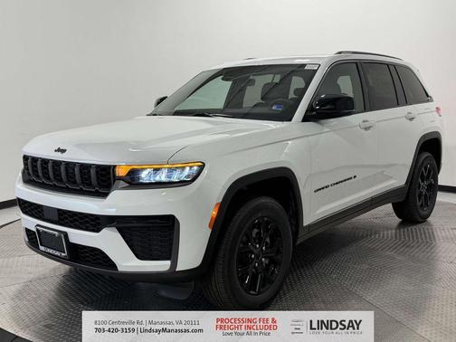 Bright White Clearcoat 2026 Jeep Grand Cherokee Laredo