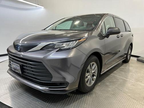 2023 Toyota Sienna LE