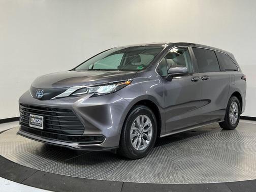 2023 Toyota Sienna LE