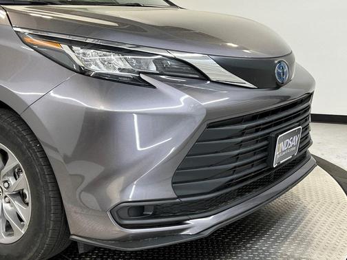 2023 Toyota Sienna LE