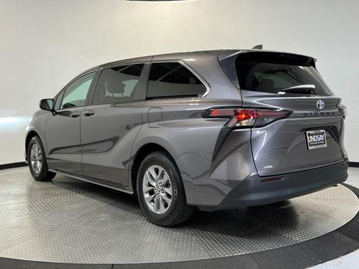 2023 Toyota Sienna LE