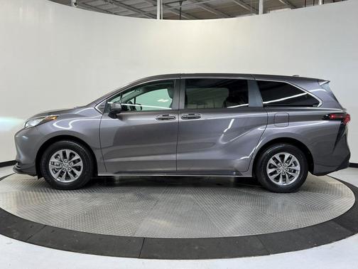 2023 Toyota Sienna LE