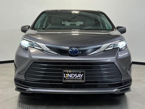 2023 Toyota Sienna LE