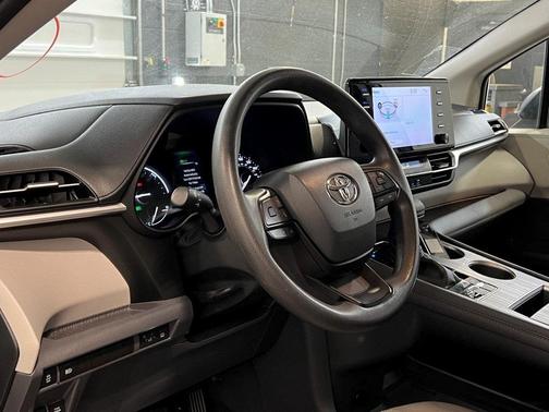 2023 Toyota Sienna LE