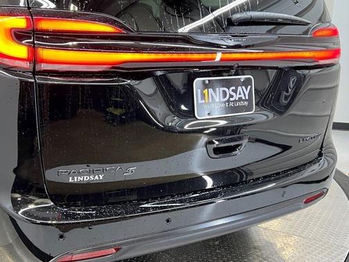 Diamond Black 2026 Chrysler Pacifica Limited