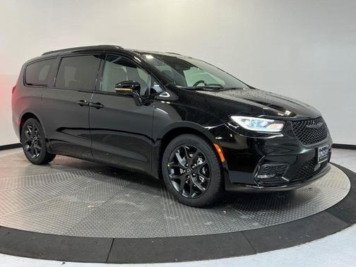 Diamond Black 2026 Chrysler Pacifica Limited