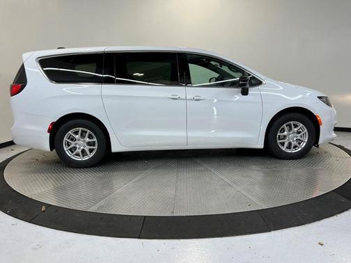 2026 Chrysler Voyager LX