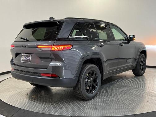 2025 Jeep Grand Cherokee Laredo