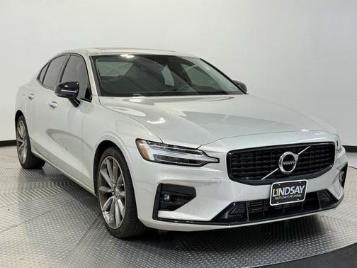 2021 Volvo S60 T5 Momentum
