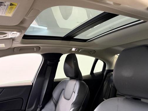 2021 Volvo S60 T5 Momentum
