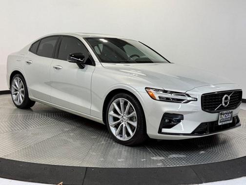 2021 Volvo S60 T5 Momentum