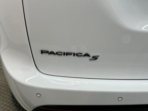 Bright White Clearcoat 2026 Chrysler Pacifica Limited