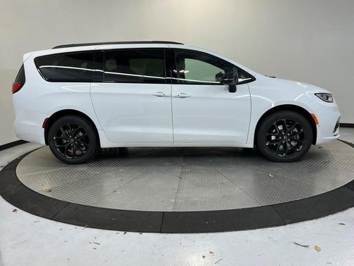 Bright White Clearcoat 2026 Chrysler Pacifica Limited