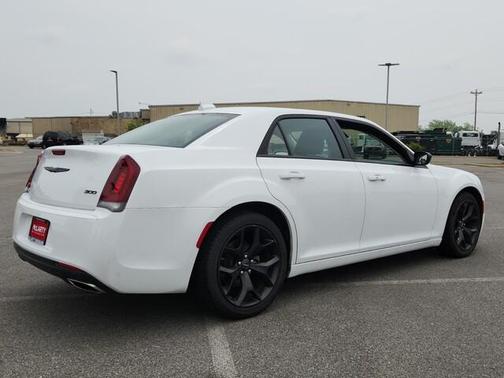 2022 Chrysler 300 Touring