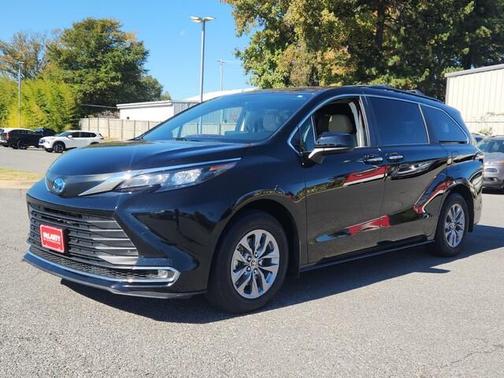 2024 Toyota Sienna XLE 8 Passenger