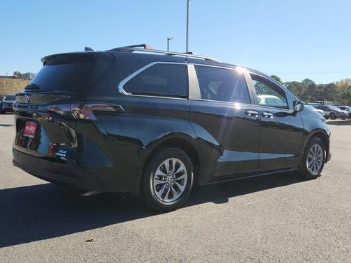 2024 Toyota Sienna XLE 8 Passenger